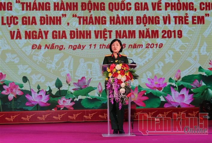 軍隊婦女委員會主任馮氏富上校致開幕詞。（圖源：第五軍區新聞網）