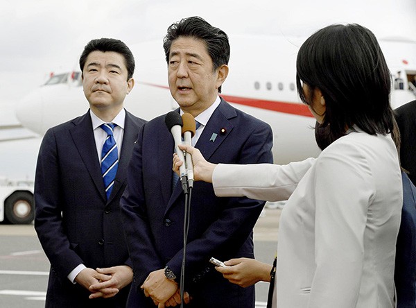 日本首相安倍晉三前往伊朗並在機場接受採訪。（圖源：共同社）