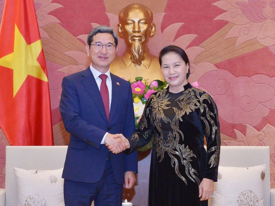 國會主席阮氏金銀(右)接見韓越友好議員小組主席金賀勇。（圖源：戰勝）