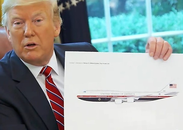 特朗普向記者展示設計圖。（圖源：互聯網）