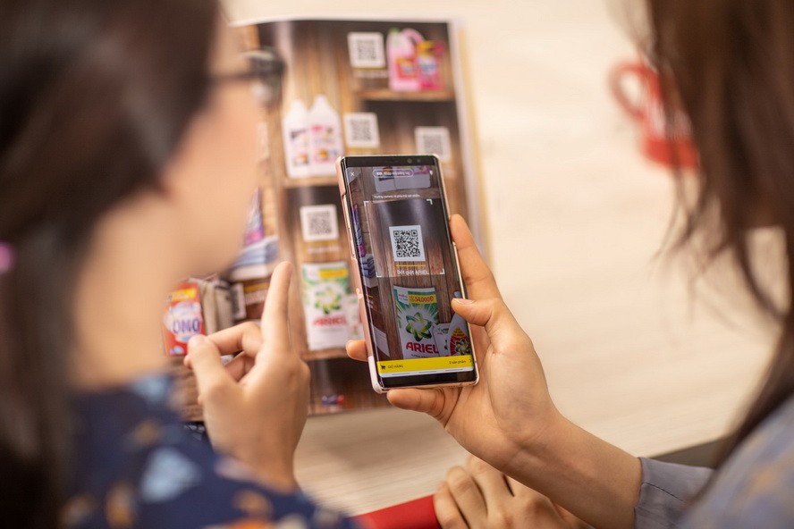 消費者可直接從《智能購物手冊》購物。（圖源：Vingroup）