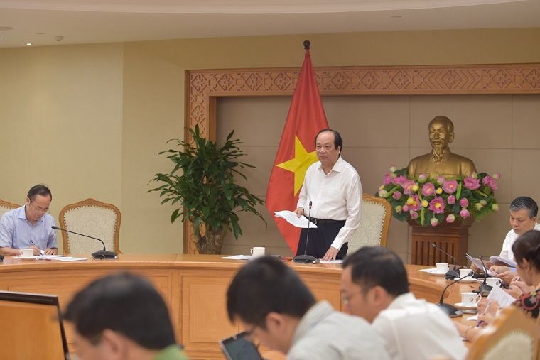 政府辦公廳主任梅進勇部長（站立）主持會議並發言。（圖源：日北）