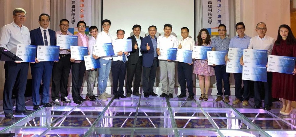 高雄科技大學副校長柯博昌頒發學生證給21位新生。