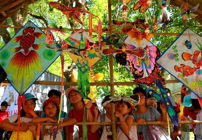 少兒觀看有繪畫的風箏。（圖源：互聯網）