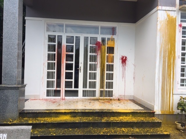 遭擲雜物、潑撒油漆的民房。（圖源：玉山）