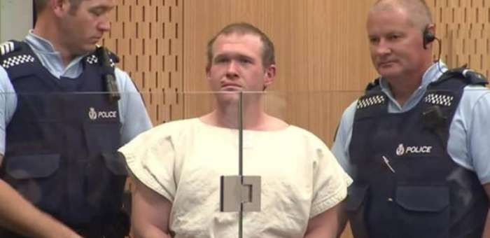 當地時間14日早上，新西蘭克賴斯特徹奇槍擊案嫌犯通過視頻出庭，面臨包括51項謀殺罪名在內的92項指控，他表示不認罪。（圖源：互聯網）