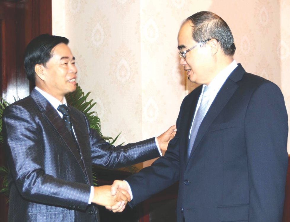 市委書記阮善仁接見萬象 市委書記辛拉馮。（圖源：越通社）