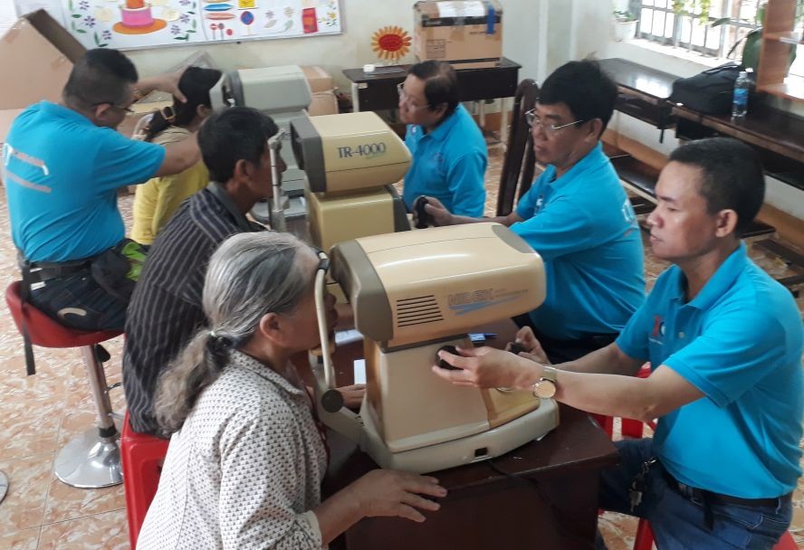 眼科醫生為高齡人檢驗眼疾。