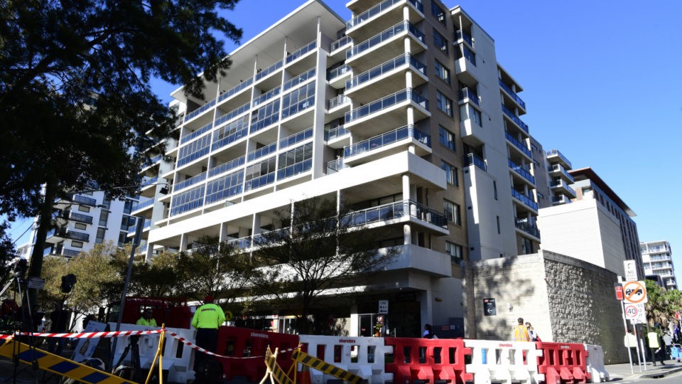 當地時間15日，悉尼南部的Mascot Towers大廈空無一人。（圖源：AAP）