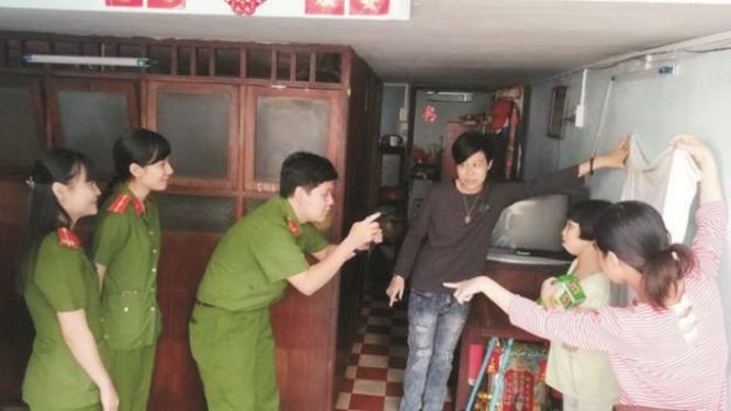 公安戰士親自上門為殘疾青年辦理身份證。