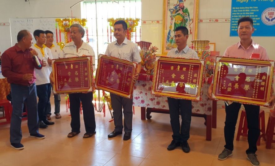 鄭成龍理事長向各熱心人士贈送紀念金牌。