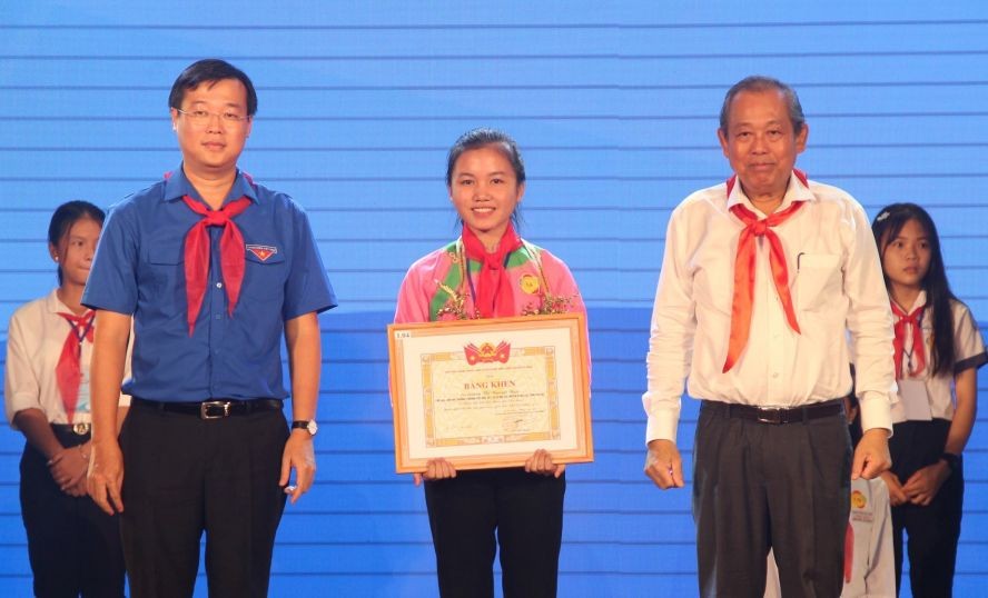 政府常務副總理張和平給少兒頒獎。（圖源：越通社）