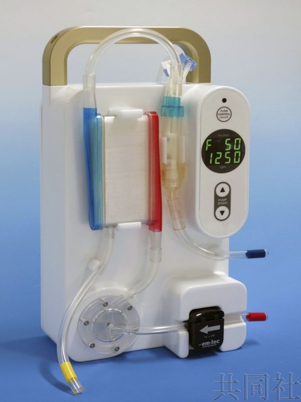 日本開發的便攜式新型血液淨化裝置。（圖源：共同社）