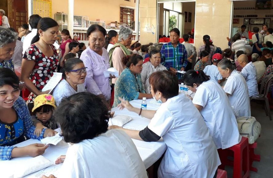 茶榮省眾多貧困同胞獲診治病。