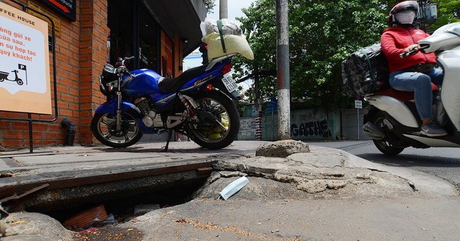 在富潤郡陳輝料街與阮仲選街交通樞紐，沙井蓋被崩塌和塞滿垃圾。