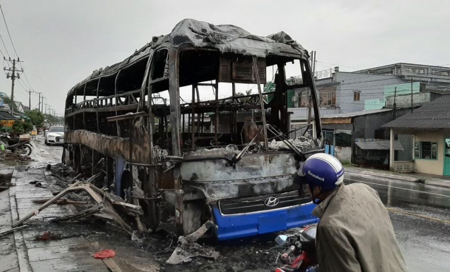 臥鋪客車僅遺留被燒焦的鐵框。（圖源：KT）