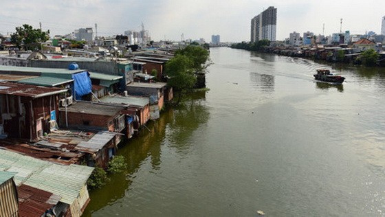 沿著和在雙涌上的住房現狀。多個場合因完全在涌上，所以領取的補償金 太少，不足夠購買安置房。
