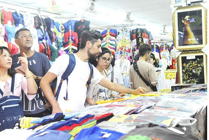 遊客在濱城市場購物。