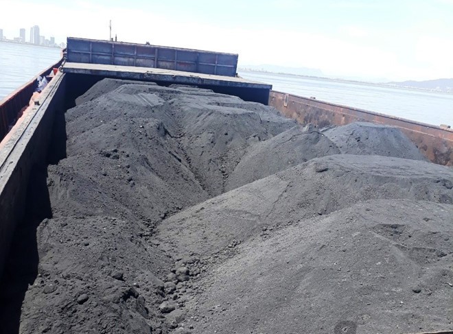 運載上千噸來源不詳煤炭的“南偉79號”貨船被扣押。（圖源：南盛）