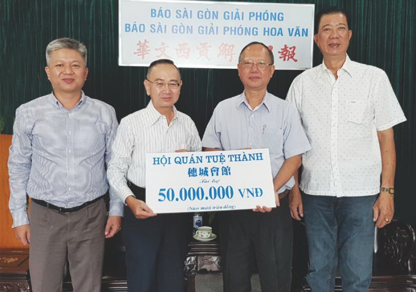 穗城會館理事長盧耀南、副理事長林海泉代表理事會前將贊助的款項總額5000萬元轉交給本報編委兼編輯部主任范興、本報編委黎曰孟雄。