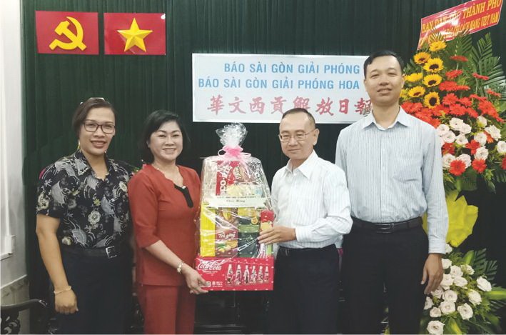 范興主任（右二）接受第八郡黨政領導贈送的賀禮。