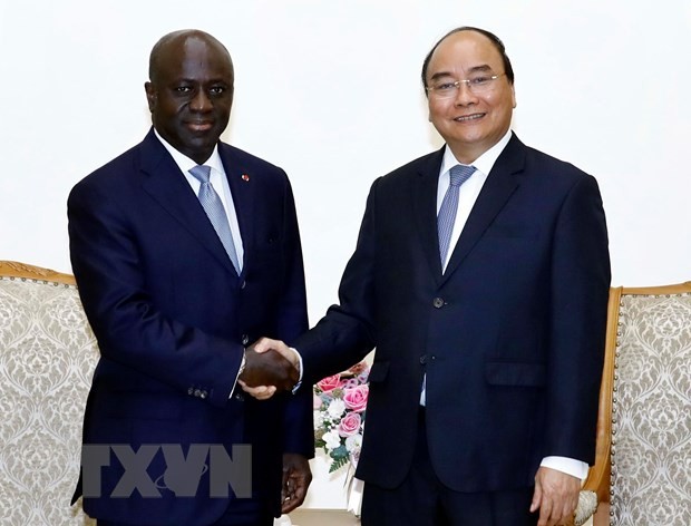 阮春福總理（右）接見科特迪瓦共和國外長馬塞爾‧阿蒙‧塔諾。（圖源：越通社）