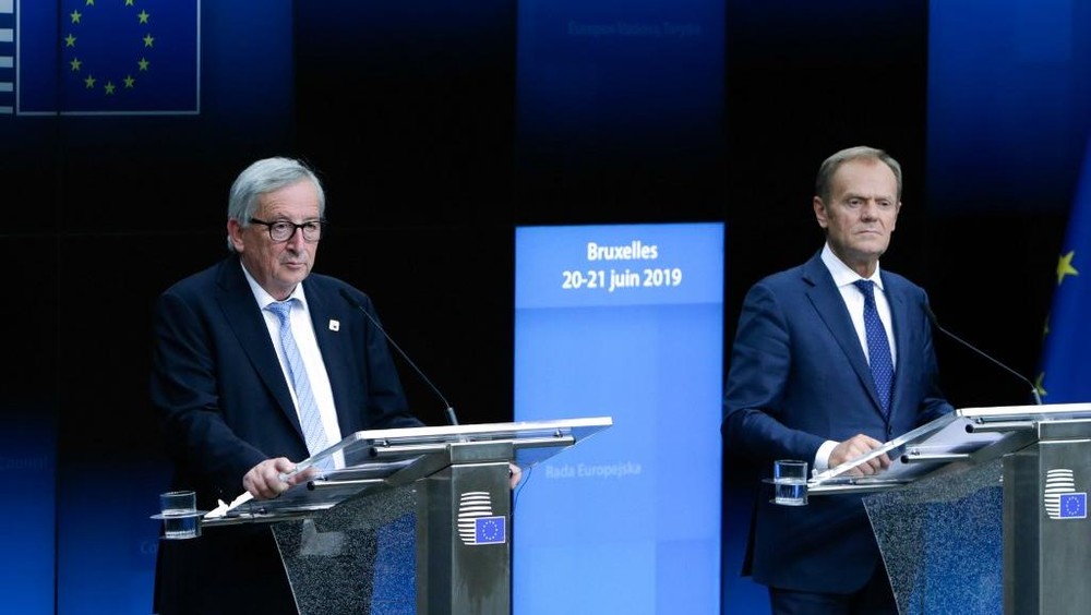 歐委會主席容克(左)和歐洲理事會主席圖斯克 (右)在布魯塞爾歐盟峰會首日的記者會。（圖源：AFP）