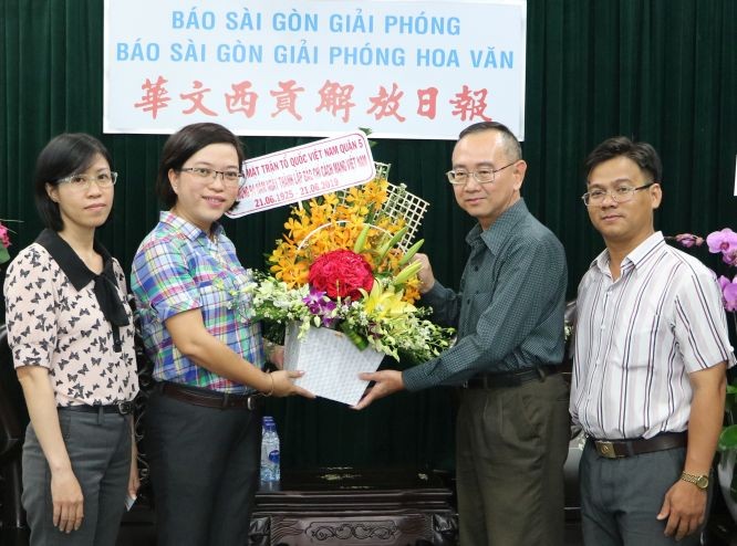 范興主任接受張副主席贈送的鮮花。