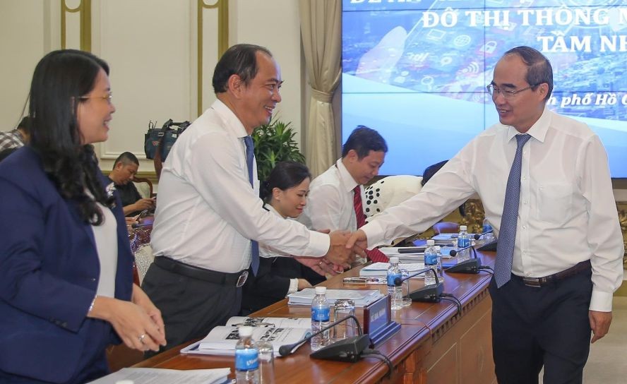 市委書記阮善仁與各代表交流。（圖源：勇芳）