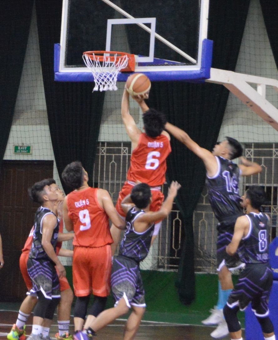 第五郡隊(紅衣)與富潤郡隊比賽一瞥。