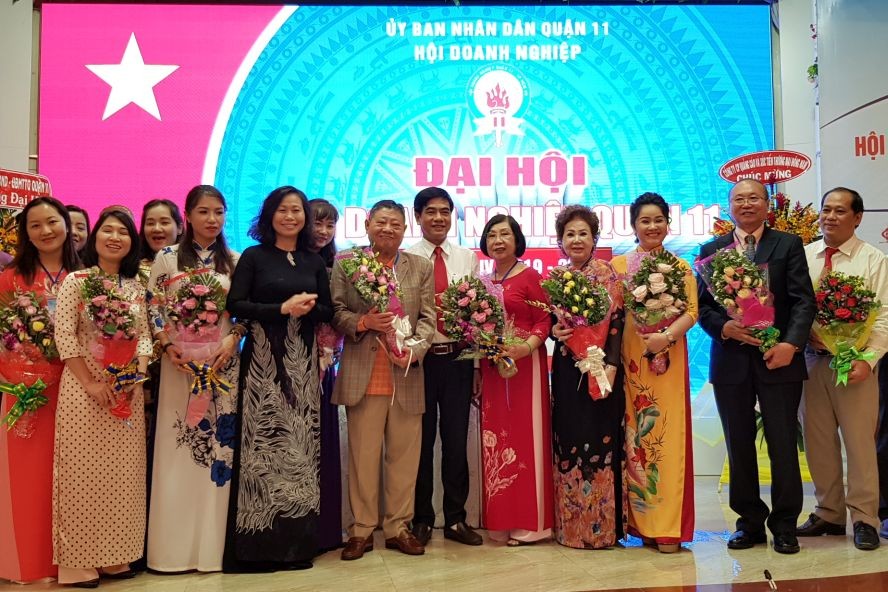 新屆執委會與郡領導合影。