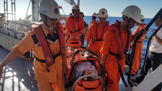 救援人員及時將中風患者送回陸地救治。（圖源：CTV）