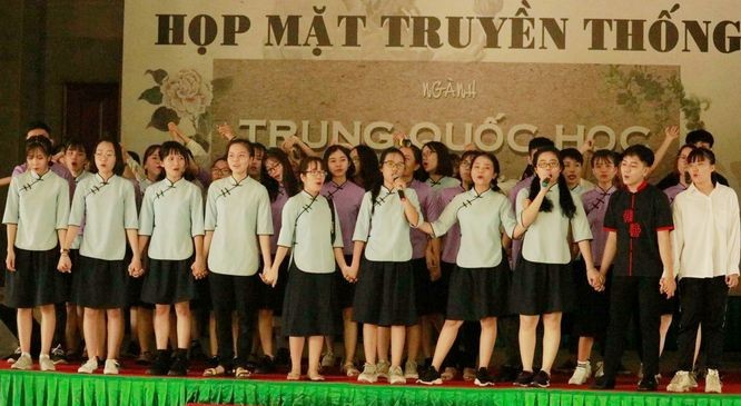 中華學學生表演歌唱節目。