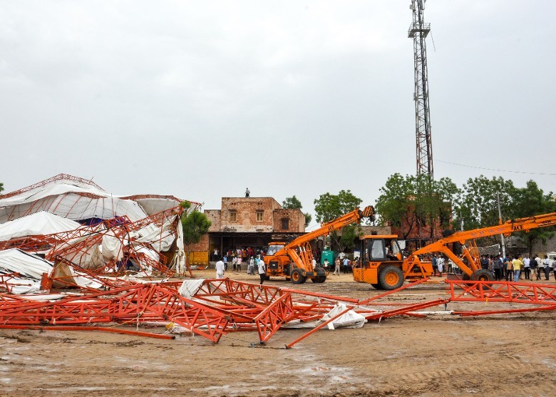 大型帳篷連金屬支架倒塌。（圖源：互聯網）
