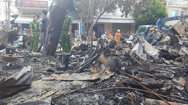 火警導致12個售貨亭付諸一炬。（圖源：互聯網）