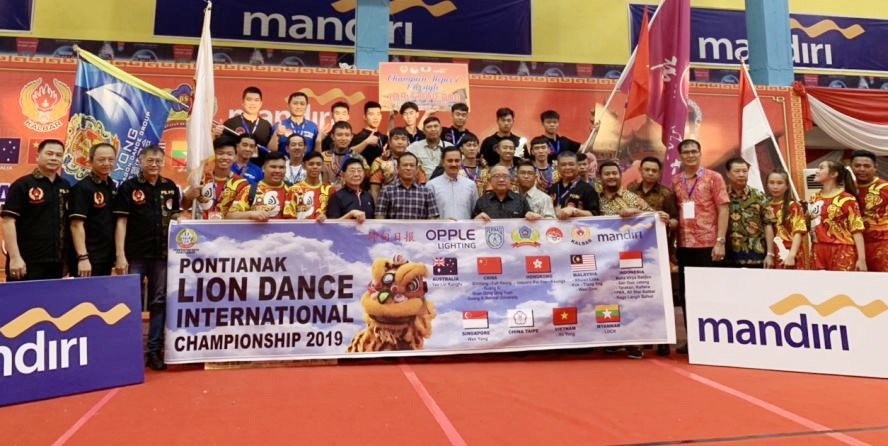 豪勇堂龍獅團師徒大合照。