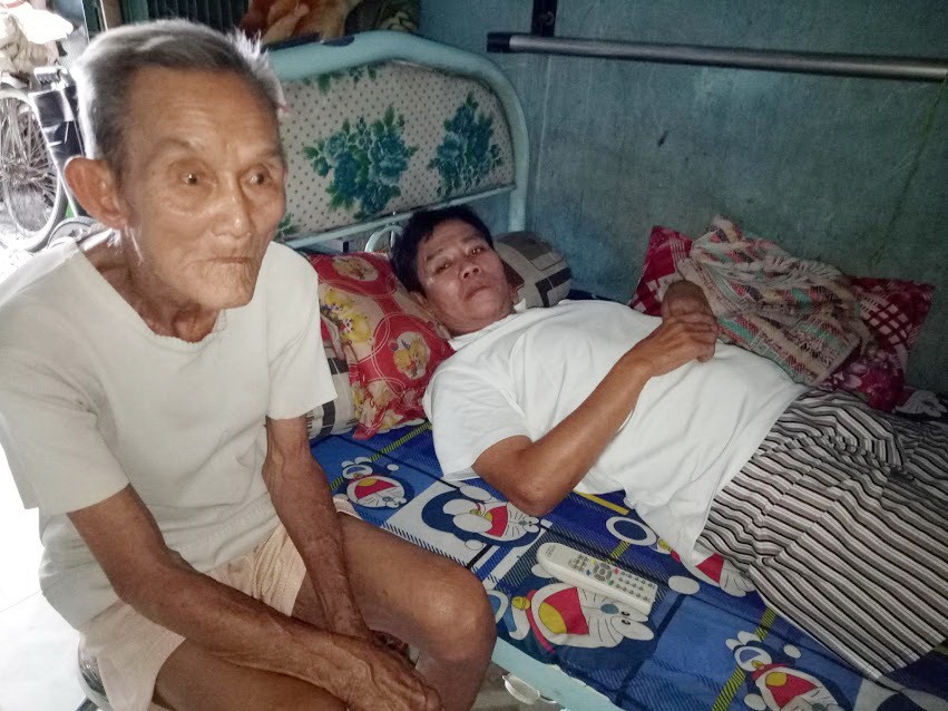 楊蝦伯伯與癱瘓在床的長子錦雄。