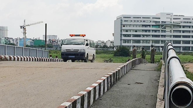 “摩的”男司機的屍體經現場驗屍完畢後獲送往太平間。（圖源：安輝）