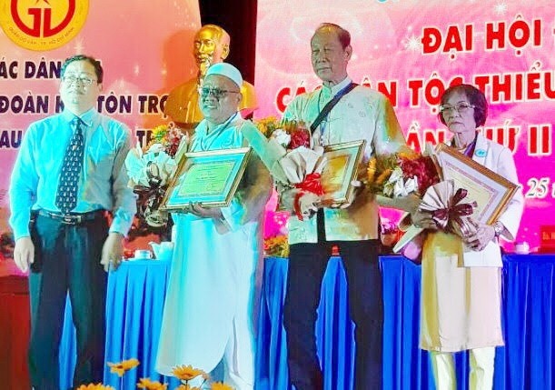 市委民運處副主任張國霖(左一)向舊邑郡模範民族同胞表彰。