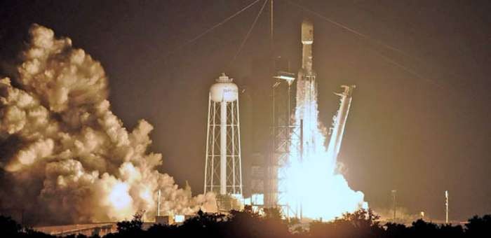 當地時間25日，美國卡納維拉爾角，“獵鷹”重型火箭搭載24顆衛星在肯尼迪航天中心發射升空。（圖源：互聯網）