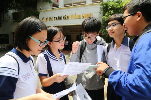 考生在考場外交換意見。（示意圖源：互聯網）