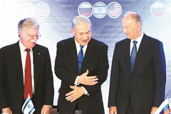 6月25日，（從左至右）美國總統國家安全事務助理約翰·博爾頓、以色列總理內塔尼亞胡和俄羅斯聯邦安全會議秘書帕特魯舍夫在耶路撒冷出席會晤。（圖源：新華社）