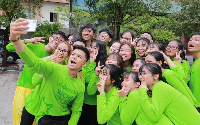 歌手仲孝（持手機者）與VNTC的志願員們自拍。
