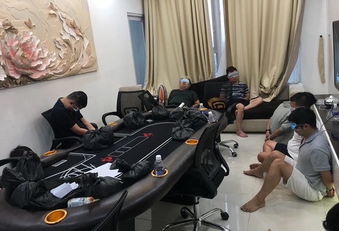 富潤郡公安日前突擊檢查該郡第十二坊阮文追街的Prince Residence高級公寓某住房單位，人贓並獲18人正以打撲克形式聚賭。（圖源：吳平）