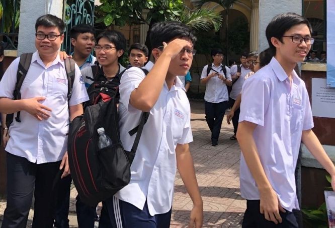 考生從第五郡麥劍雄學校的考場步出來。