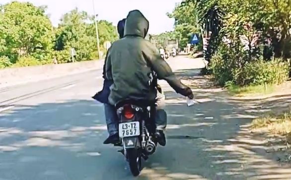 騎車載人沿路散發小廣告者受罰款。（圖源：視頻截圖）