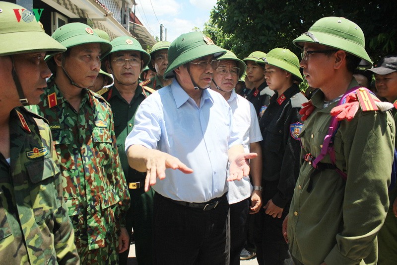中央組織部長范明政同志（中）親往慰問鴻嶺山森林執行滅火任務的消防力量。（圖源：VOV）