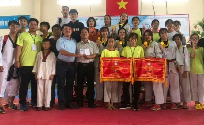 第五郡青少年跆拳道選手隊榮獲全市青少年跆拳道比賽冠軍錦旗。