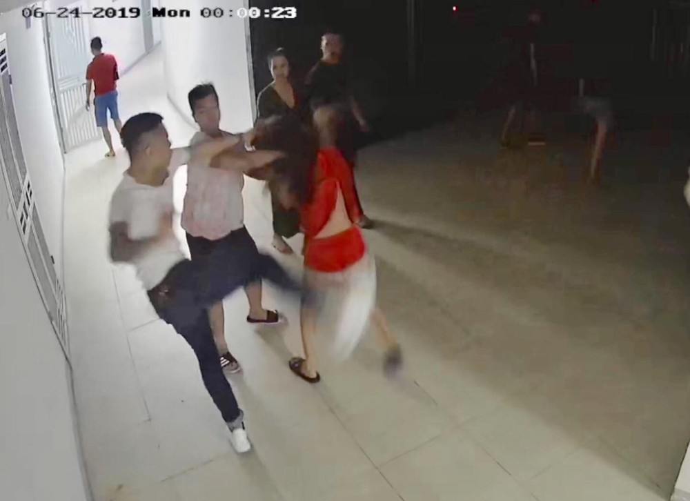 阿T 被兩名女人抓住頭髮拉到走廊並遭多名男青年施行群毆。（圖源：監控視頻截圖）