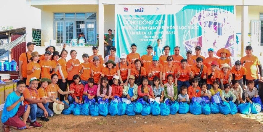 慈善團與當地貧困同胞合照。